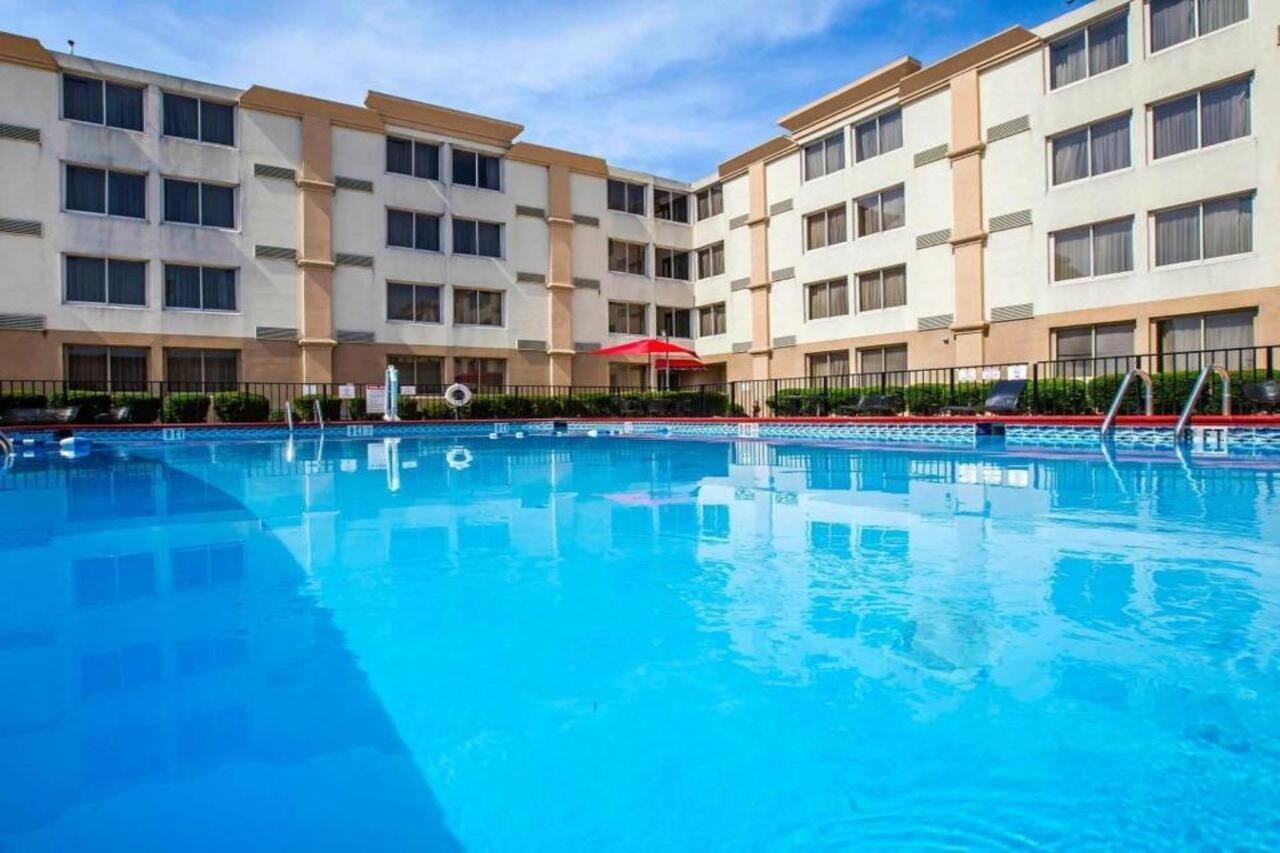 מלון Ramada By Wyndham Birmingham Airport מראה חיצוני תמונה